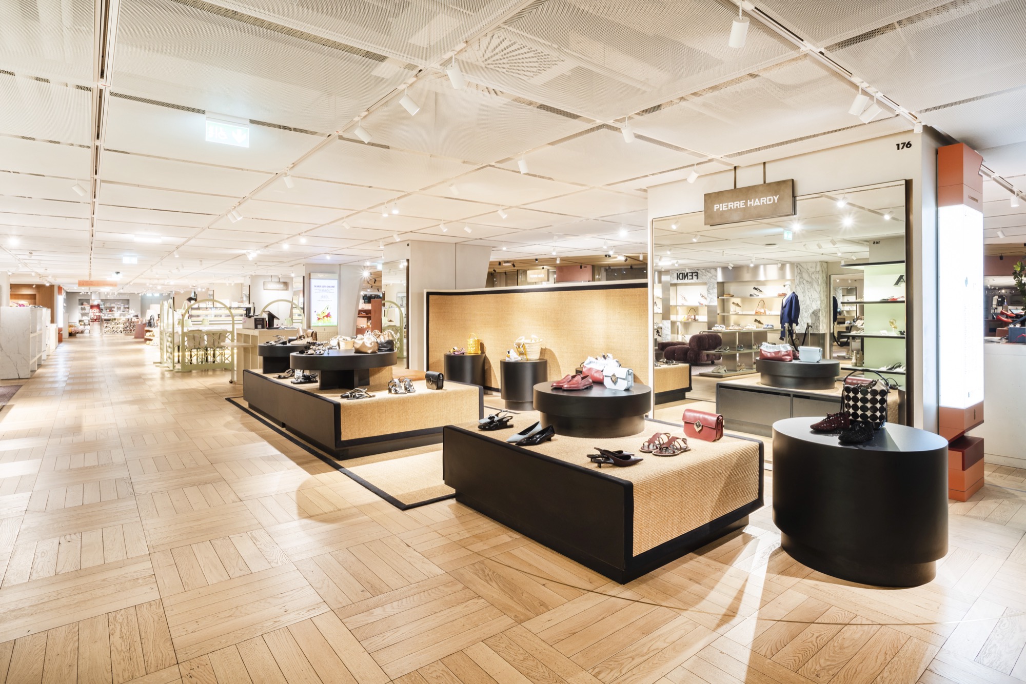 Corner Pierre Hardy aux Galeries Lafayette : podiums en sisal, panneau raffia et enseigne, parquet chêne