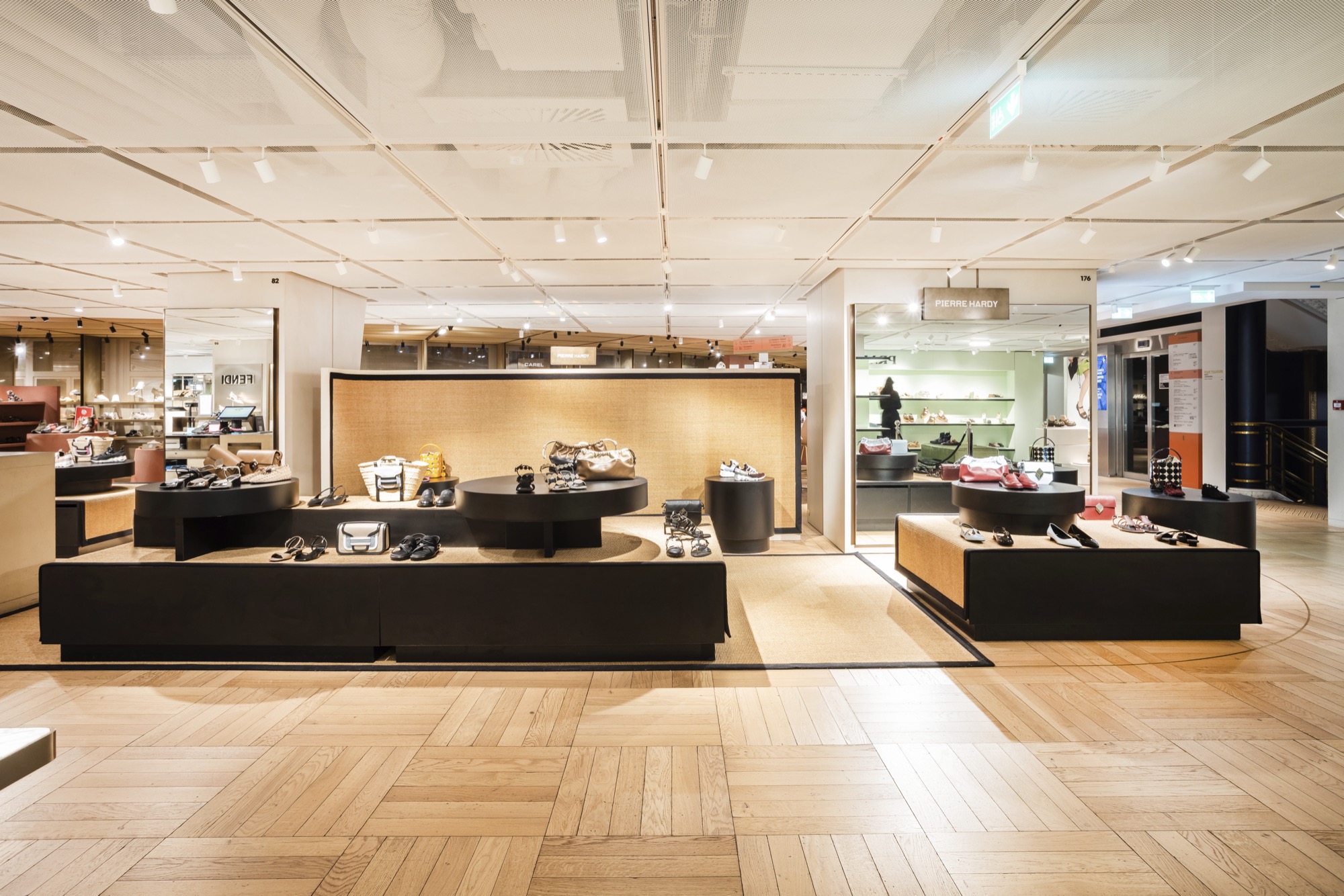 Vue large du corner Pierre Hardy sur le parquet chêne à bâtons rompus des Galeries Lafayette