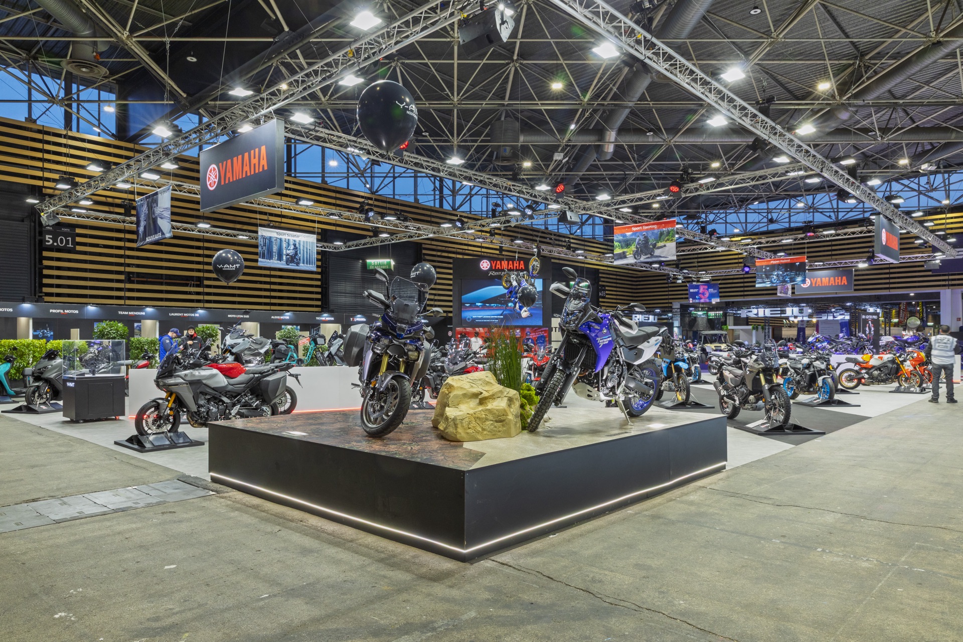 Agencement du stand Yamaha : motos exposées sur podiums, Salon du 2 Roues à Lyon