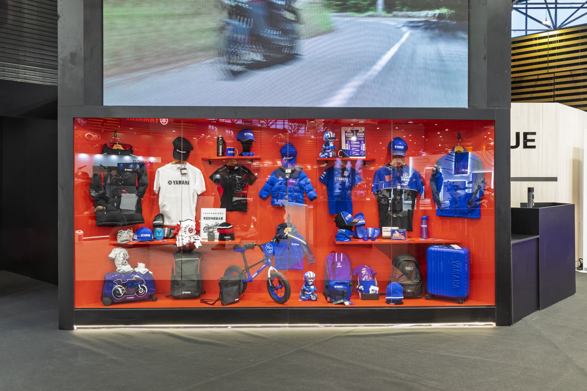 Espace boutique et merchandising Yamaha aménagé sur le stand