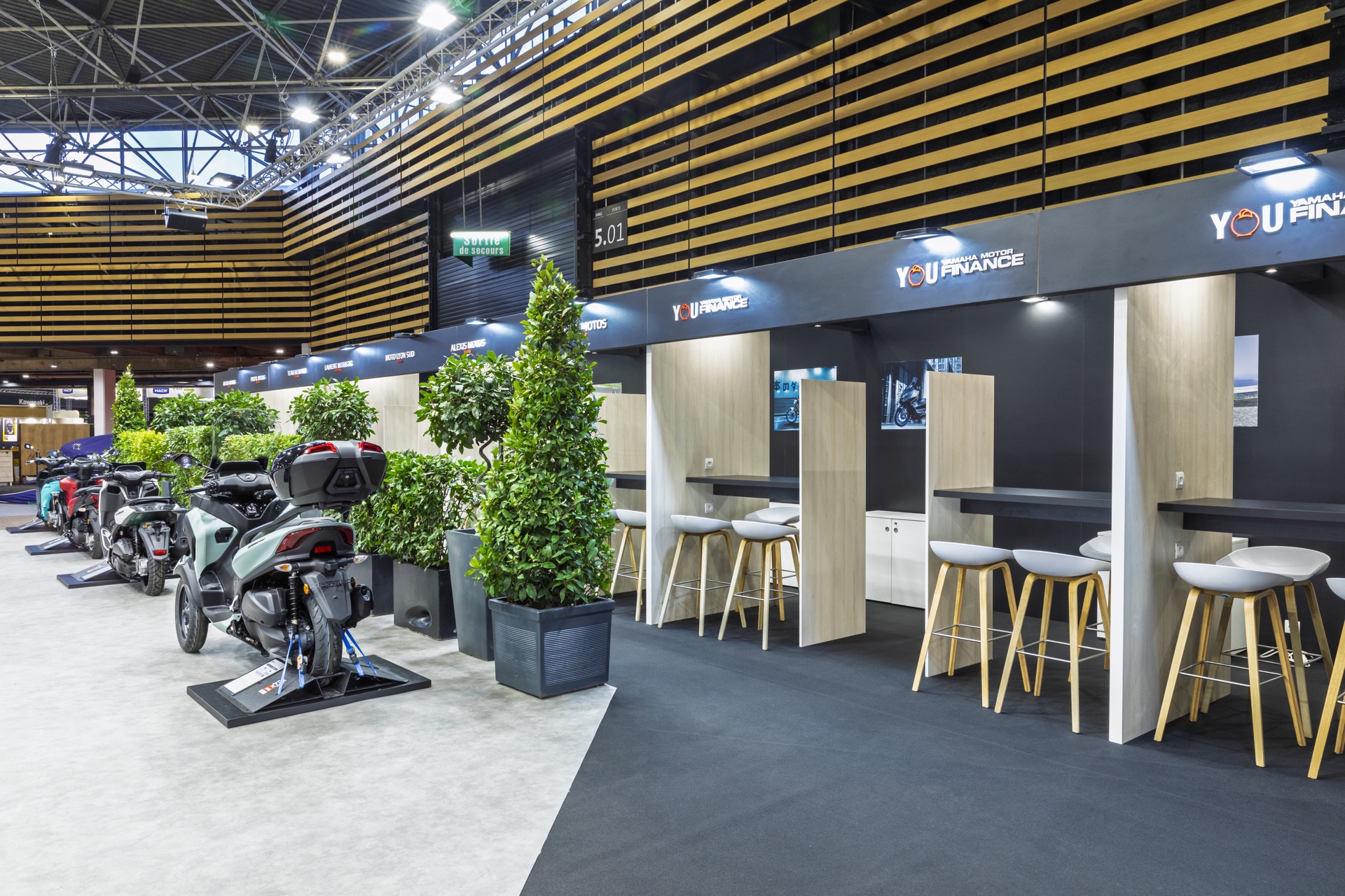 Espace lounge et détente du stand Yamaha, végétalisé et habillé de bois