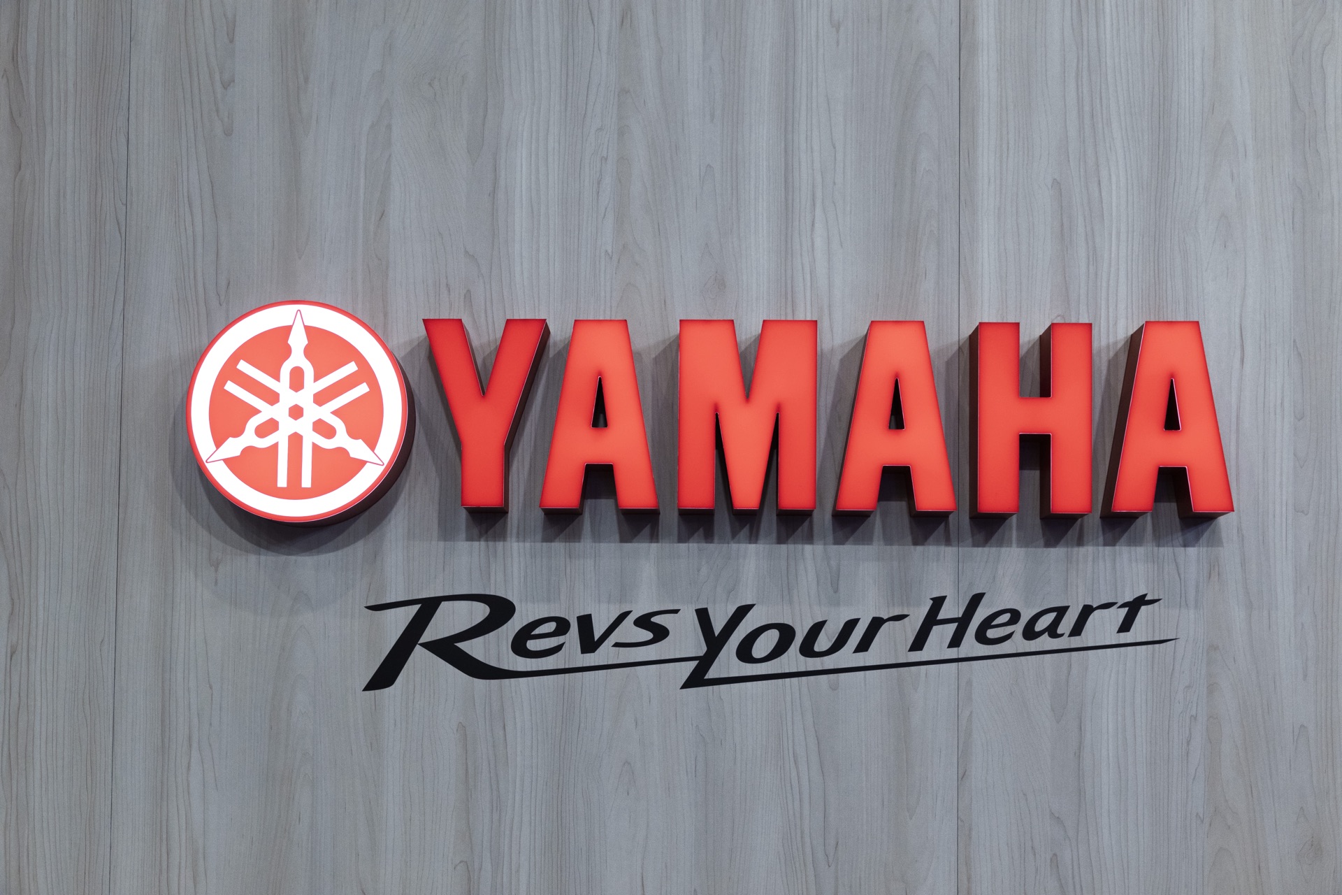 Logo 3D rouge Yamaha « Revs Your Heart » installé sur le stand du Salon du 2 Roues