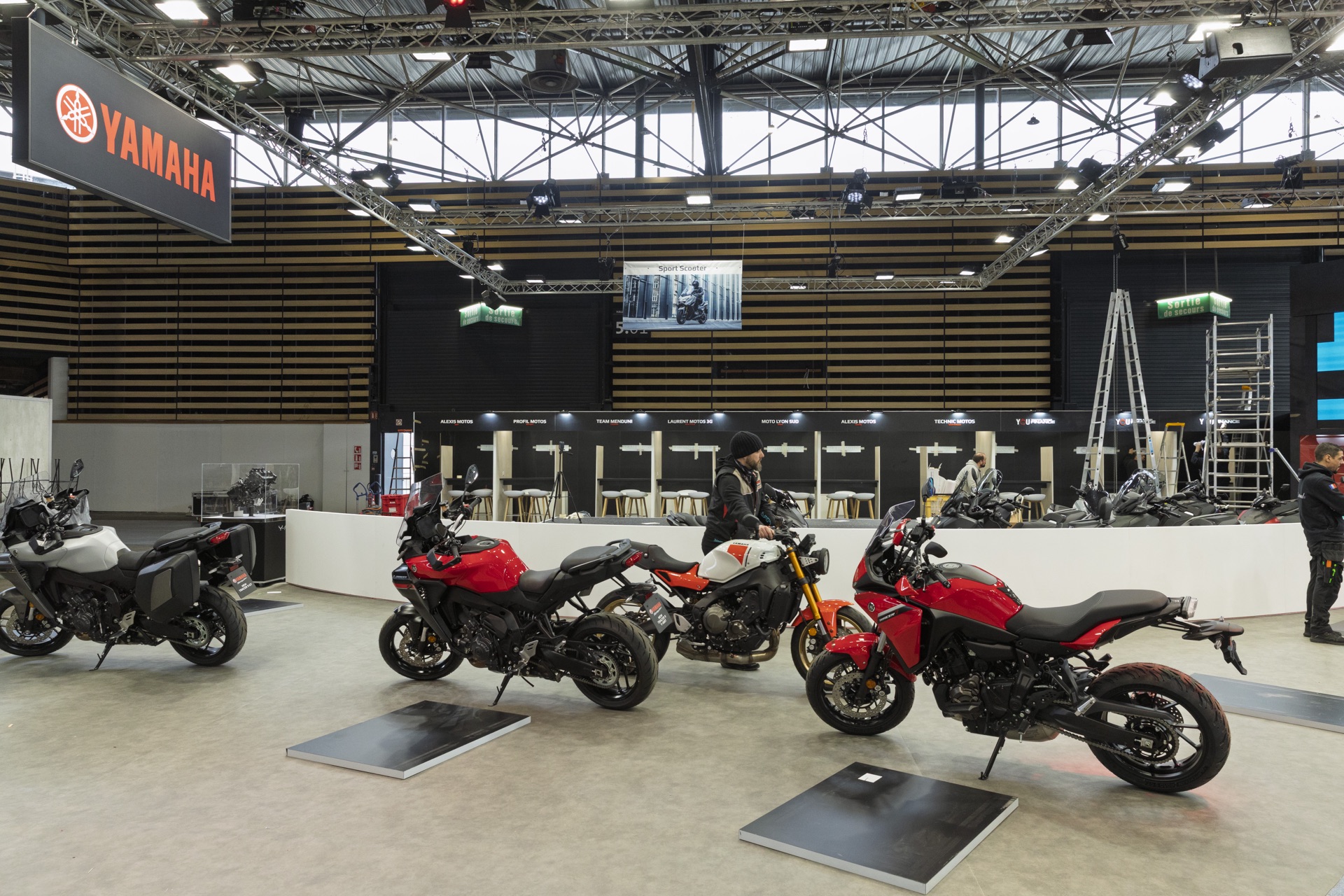 Motos Yamaha exposées sous la signalétique du stand