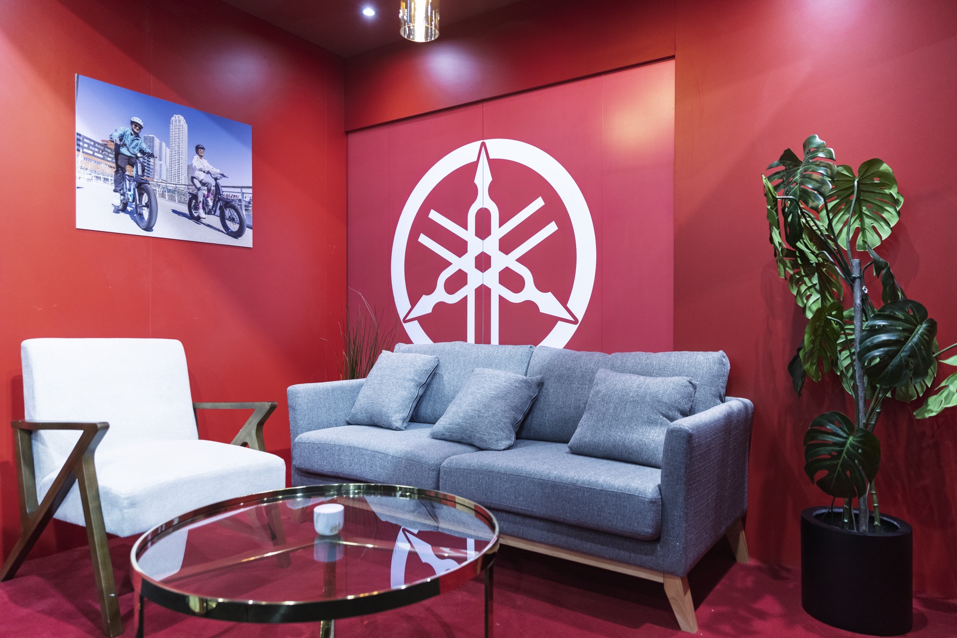 Salon VIP aux tons rouges avec logo Yamaha pour recevoir visiteurs et partenaires