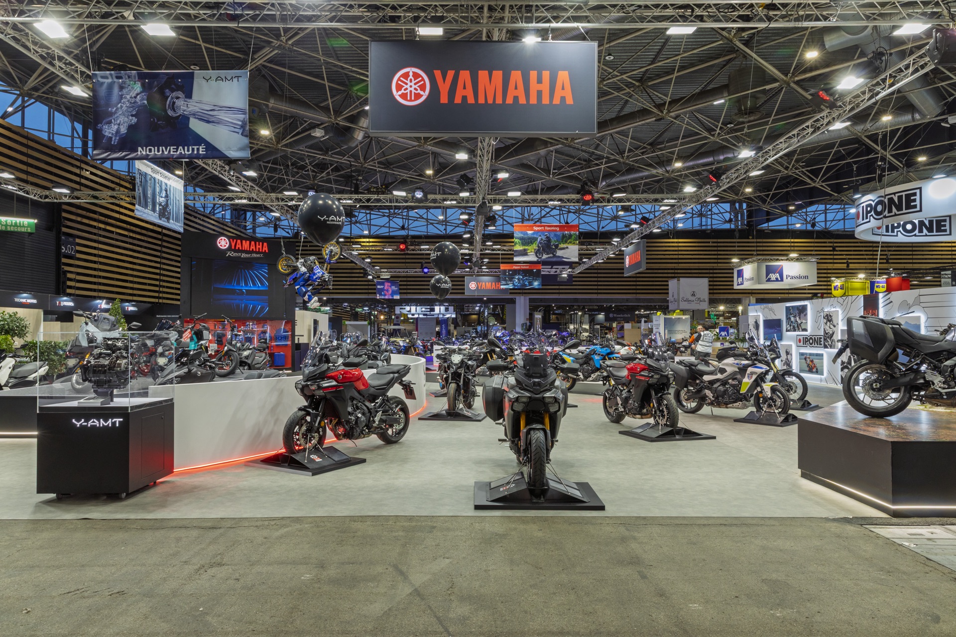 Vue d'ensemble du stand Yamaha de 690 m² au Salon du 2 Roues, réalisé par Isospace