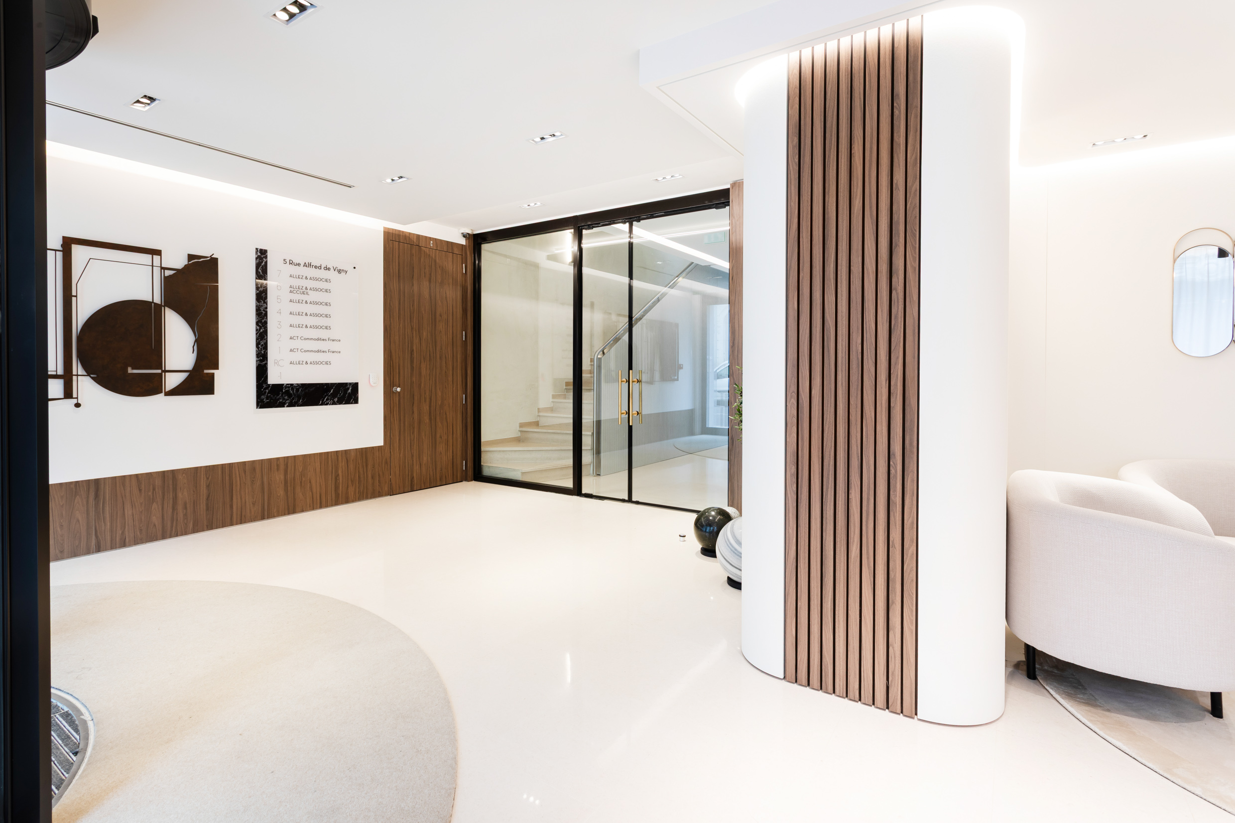 Lobby d'accueil d'Unofi avec porte tambour, olivier et sphères décoratives