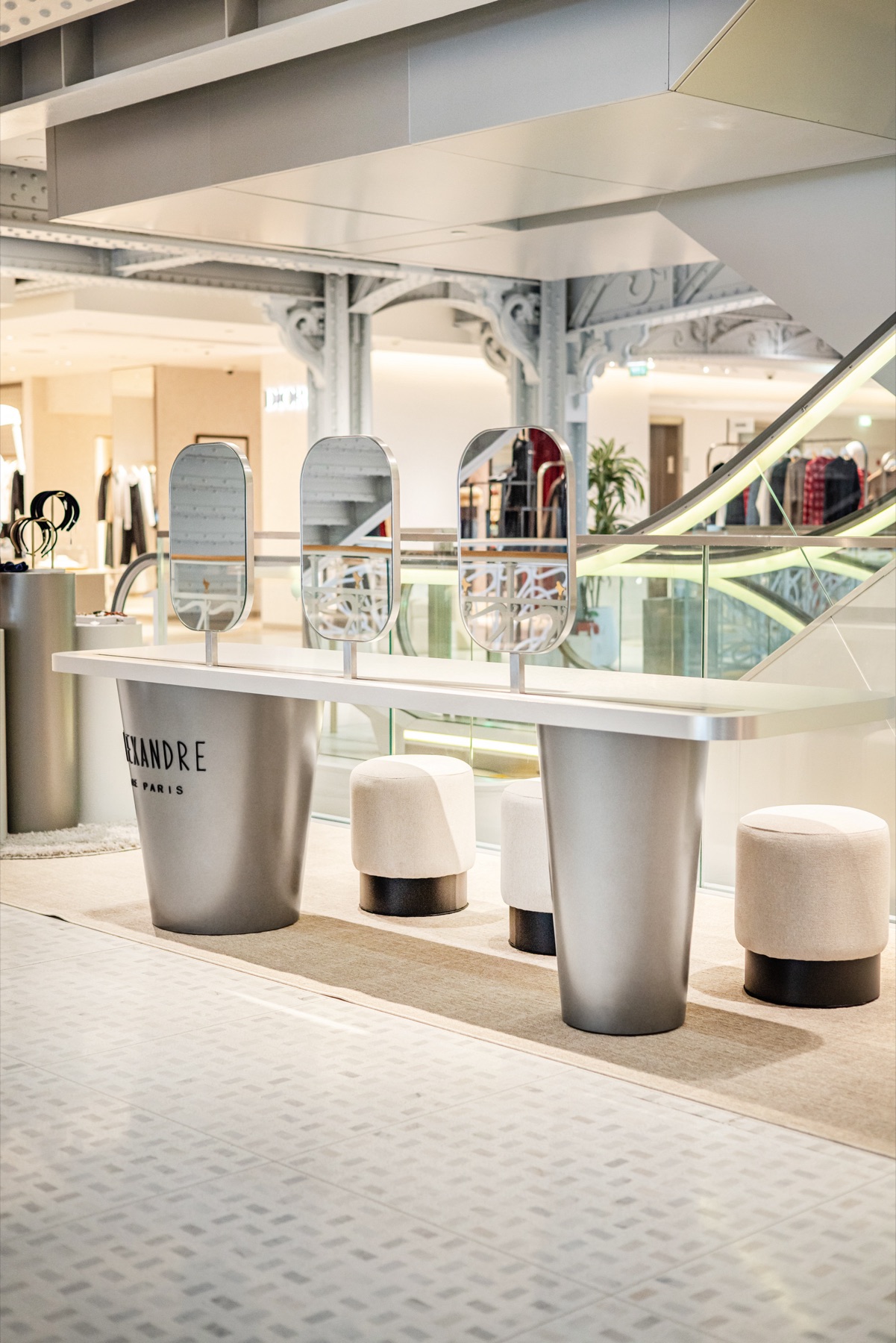 Coiffeuse, miroirs pivotants et tabourets du corner Alexandre de Paris