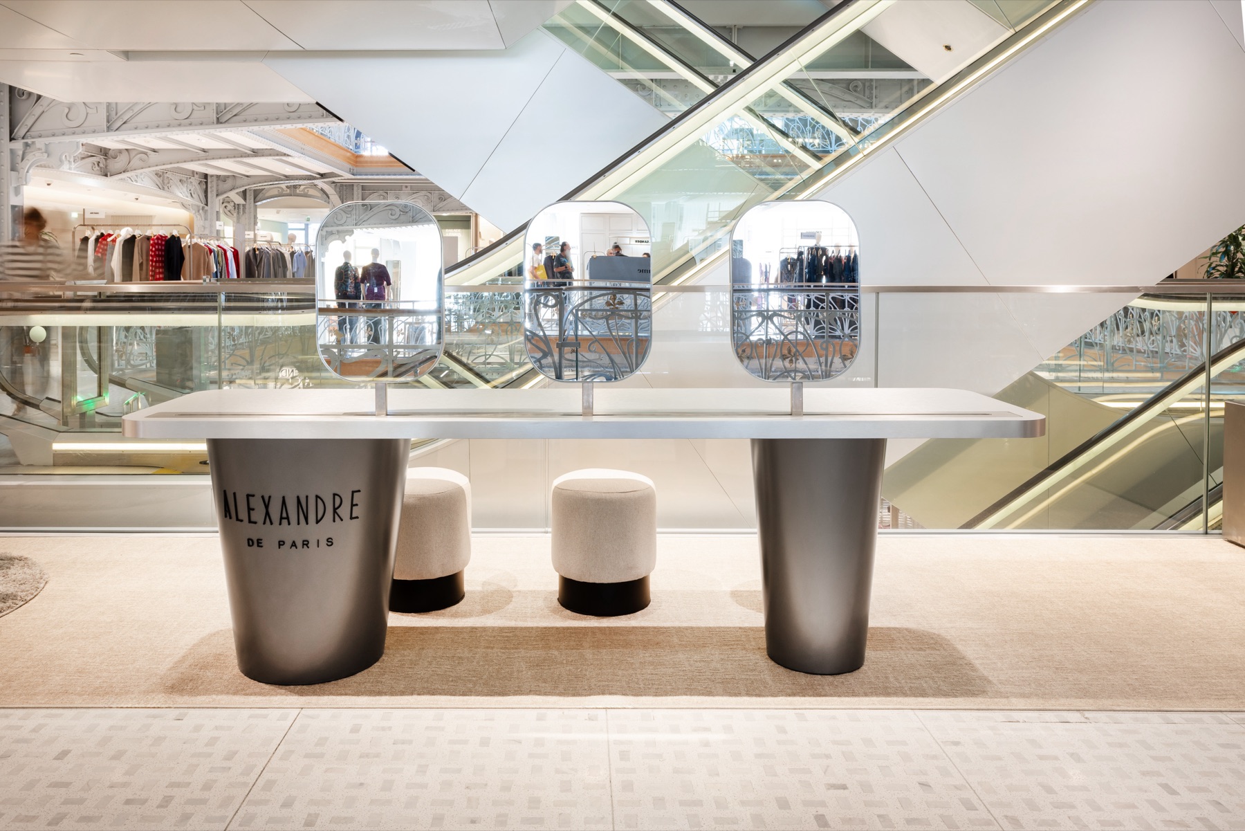 Coiffeuse sur mesure et miroirs ovales du pop-up store Alexandre de Paris à la Samaritaine
