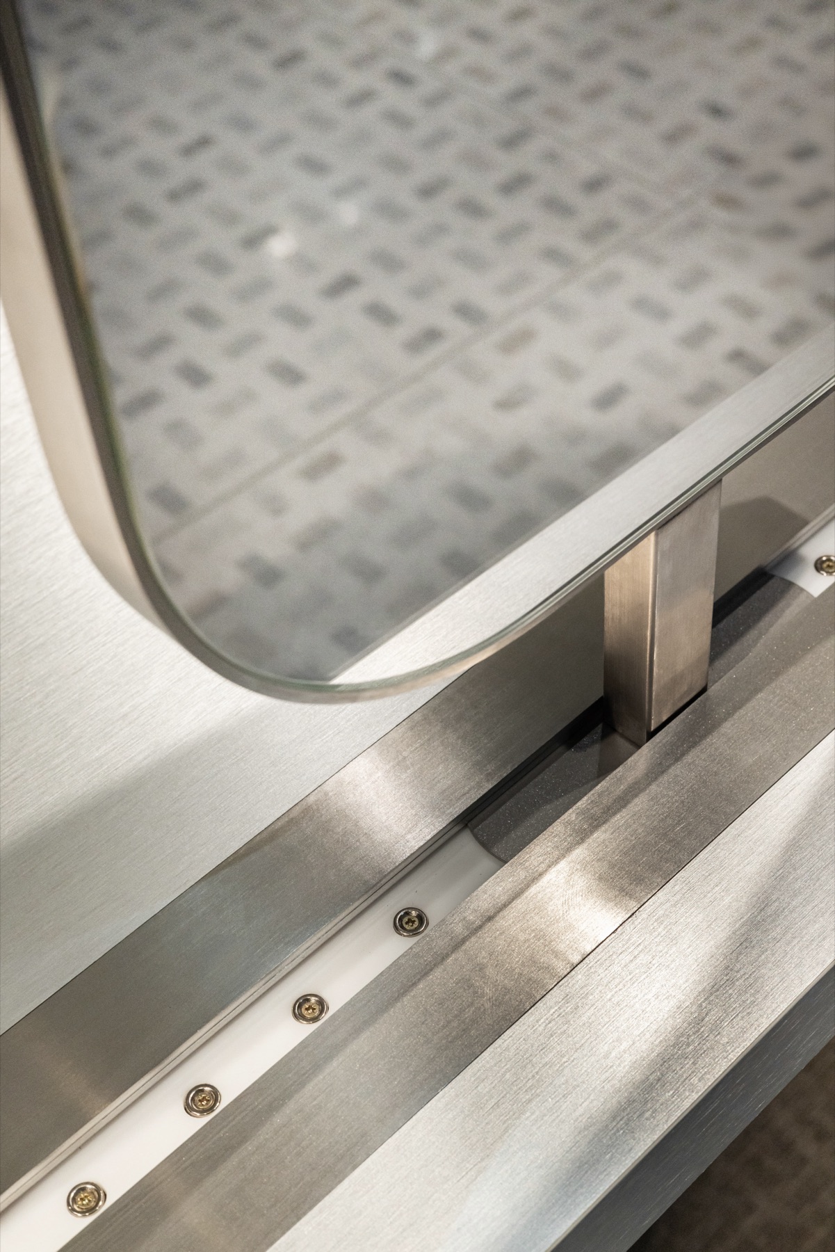 Détail du miroir et de l'éclairage LED intégré au plateau de la coiffeuse
