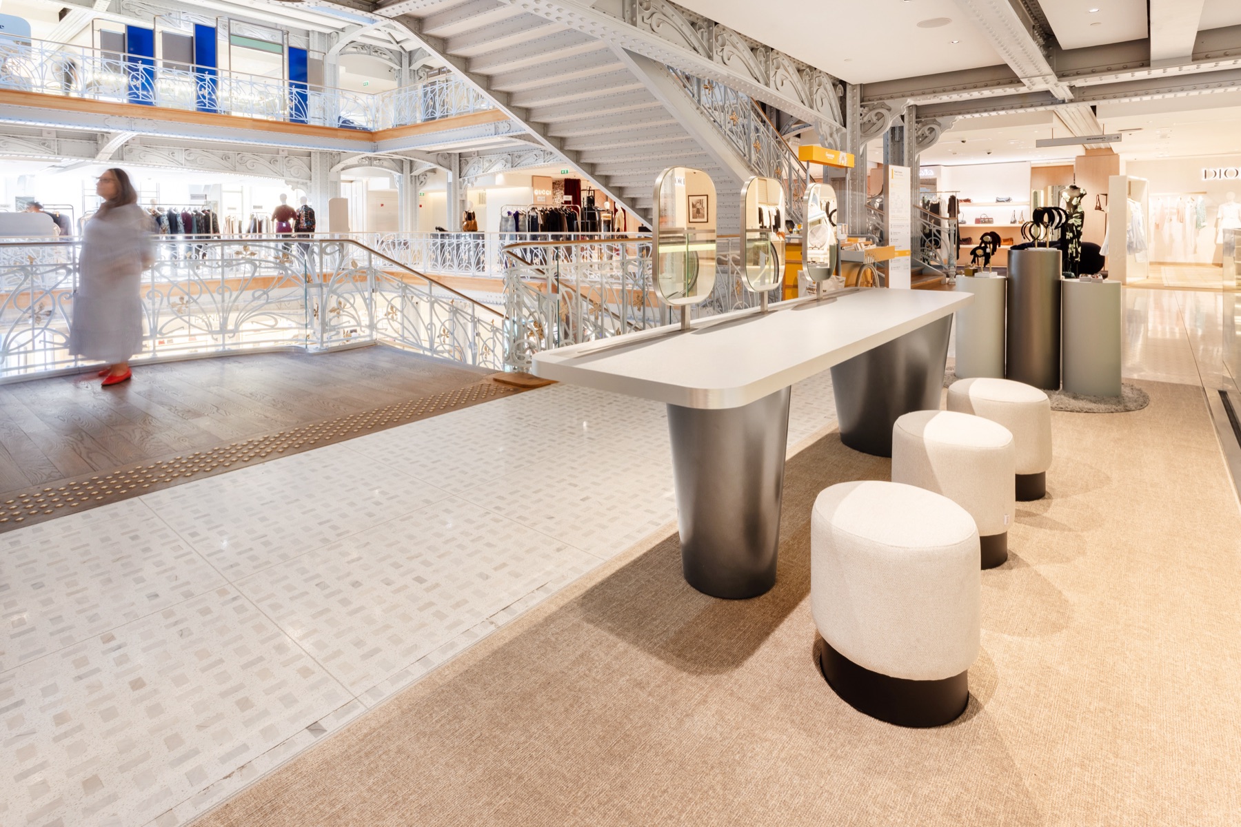 Implantation du pop-up store le long de la mezzanine de la Samaritaine