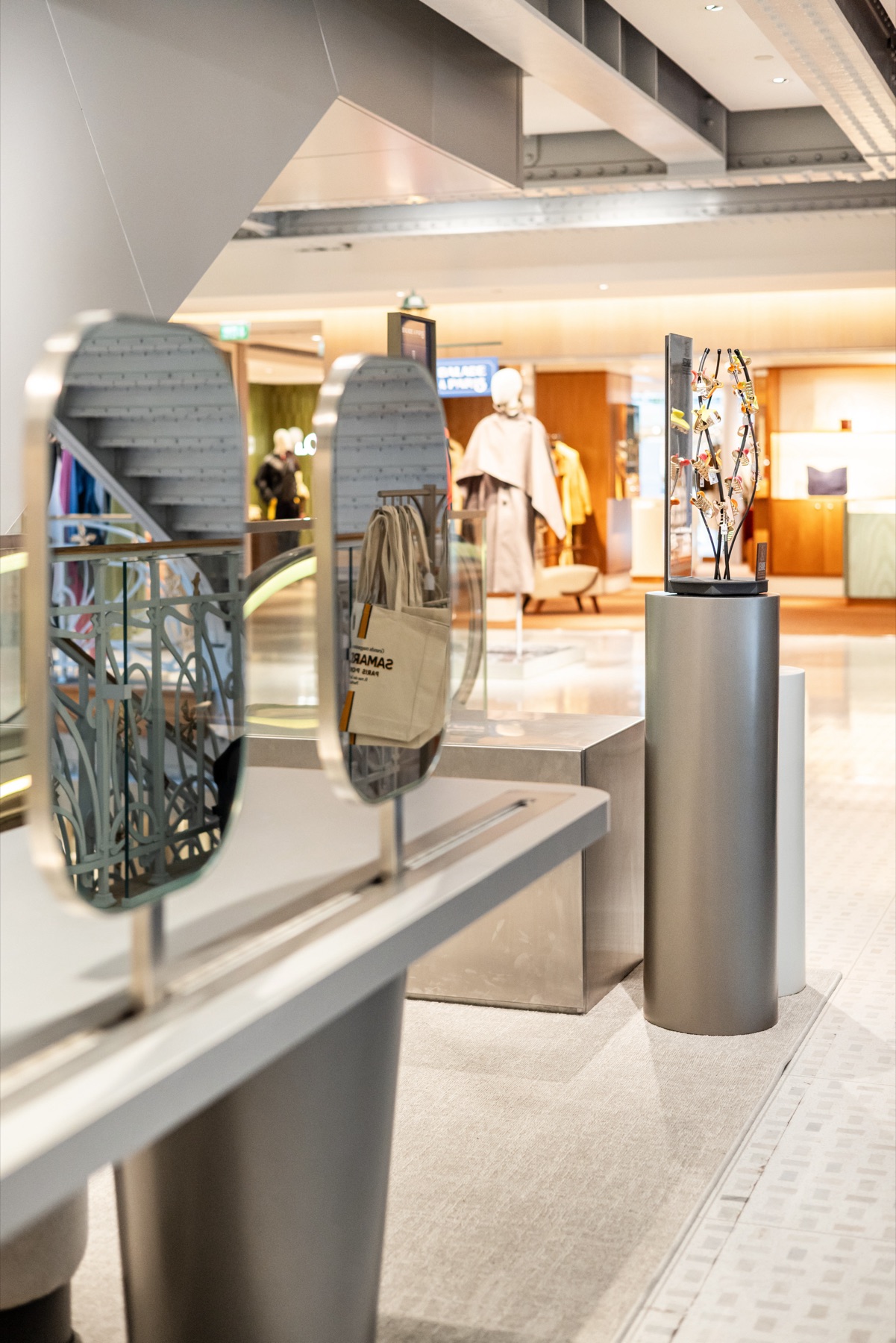 Miroirs ovales en inox et podium de présentation du pop-up store