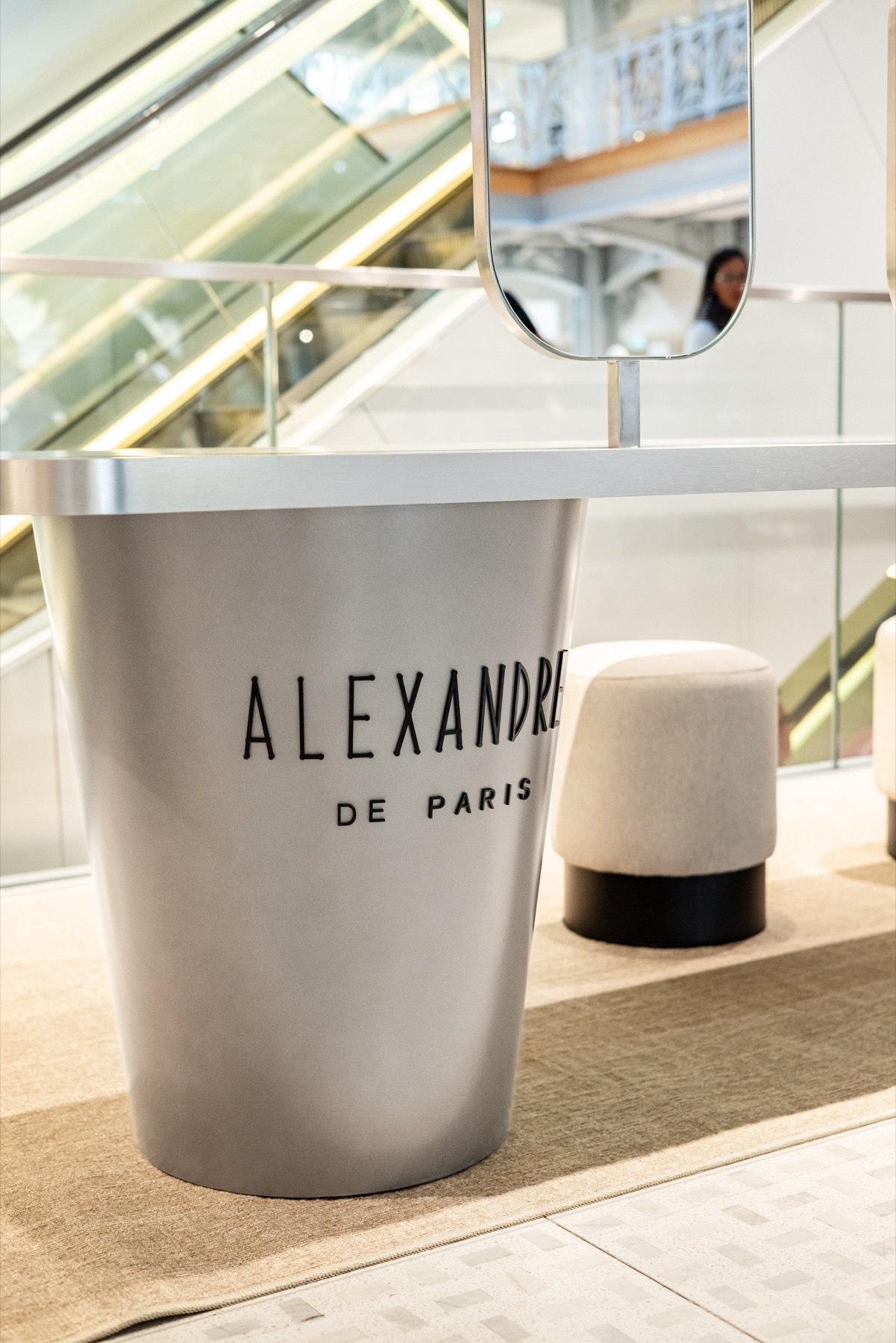 Piètement conique en inox brossé de la coiffeuse, marqué au logo Alexandre de Paris
