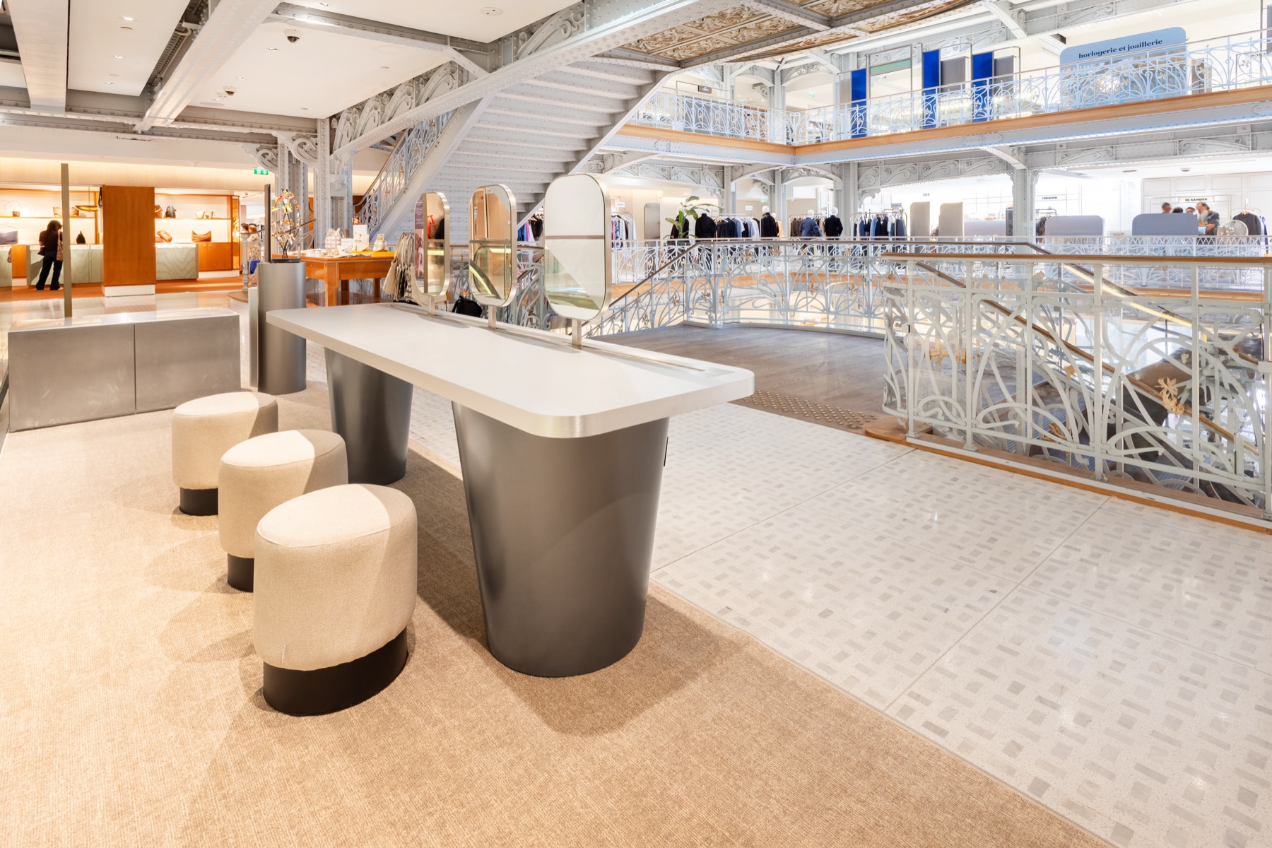 Tabourets et tapis sur mesure du pop-up store Alexandre de Paris
