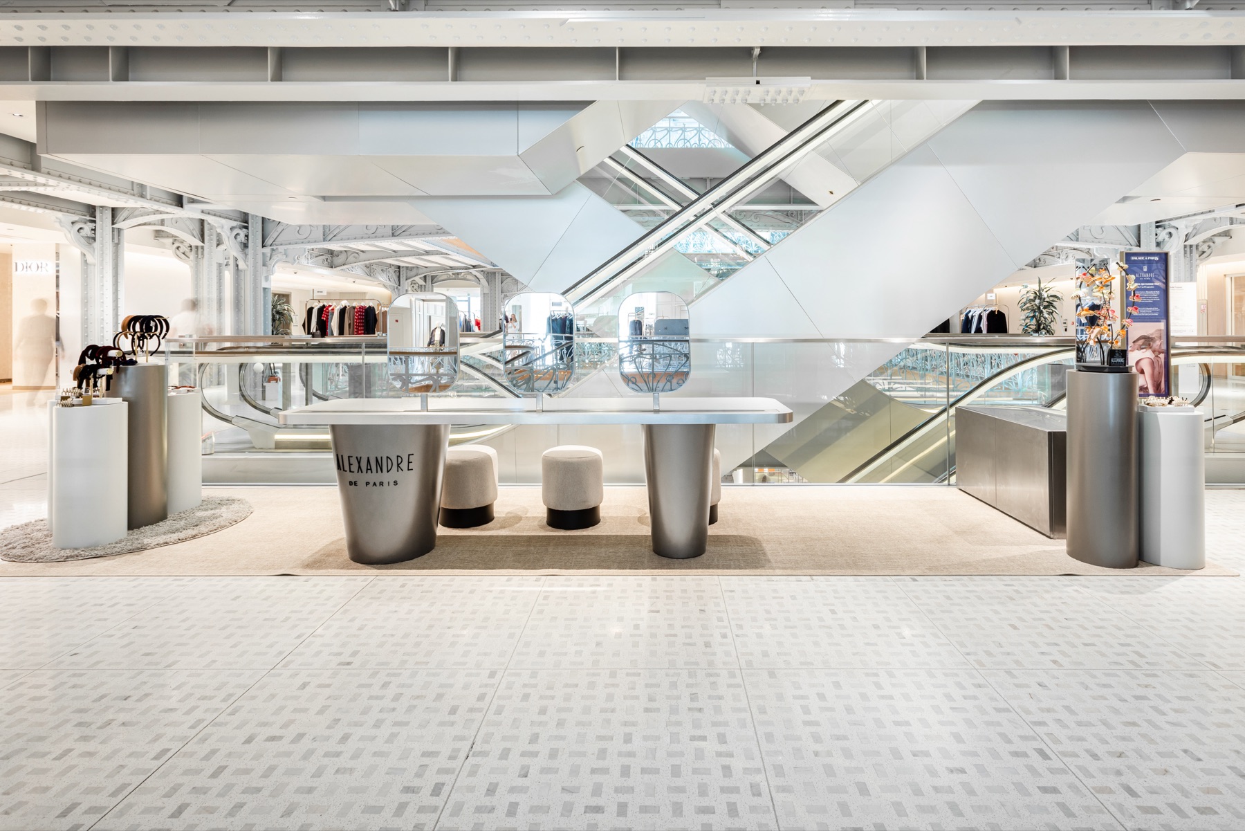 Vue d'ensemble du pop-up store Alexandre de Paris installé à la Samaritaine