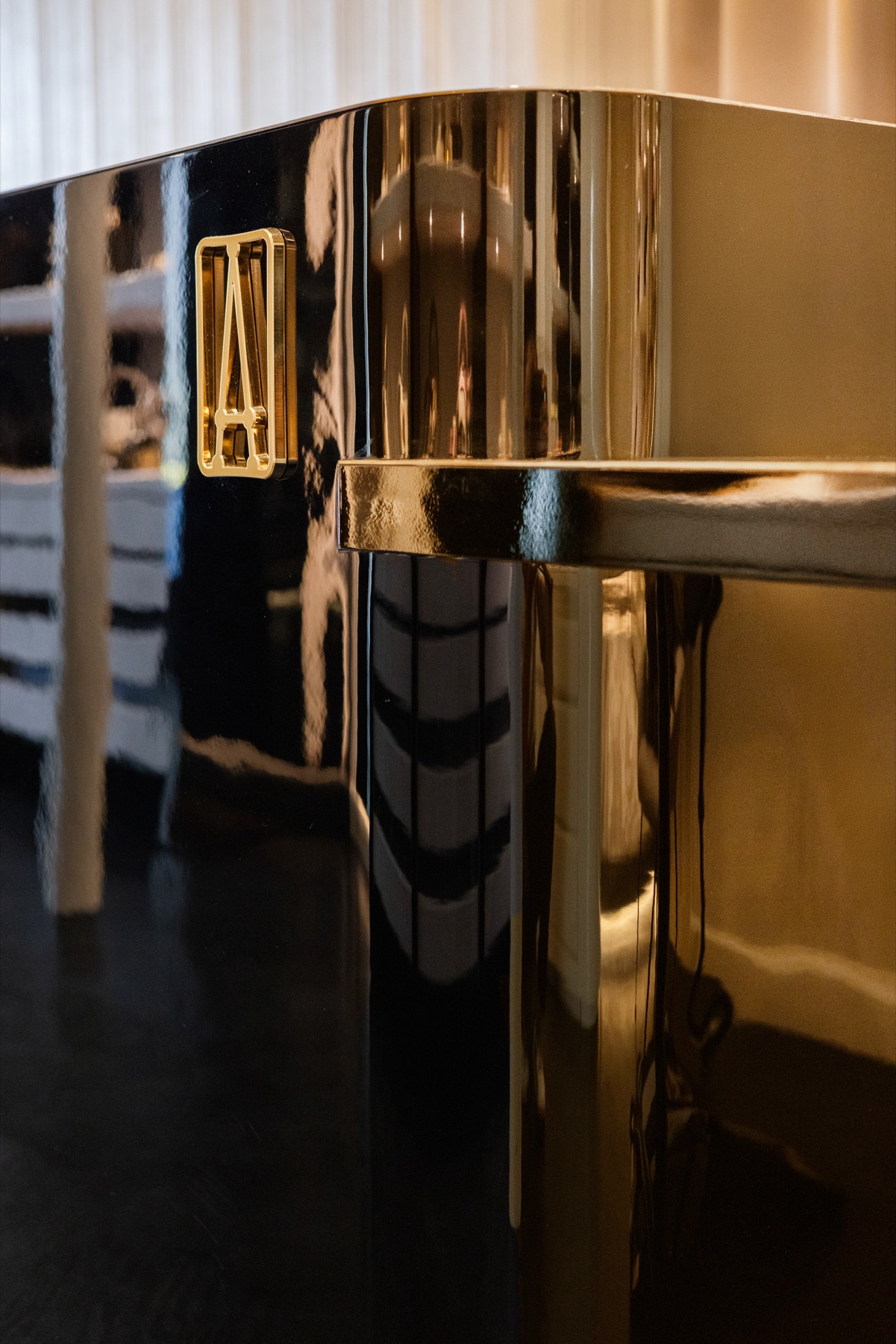 Angle du comptoir en laiton poli et monogramme de la maison, boutique Alexandre de Paris