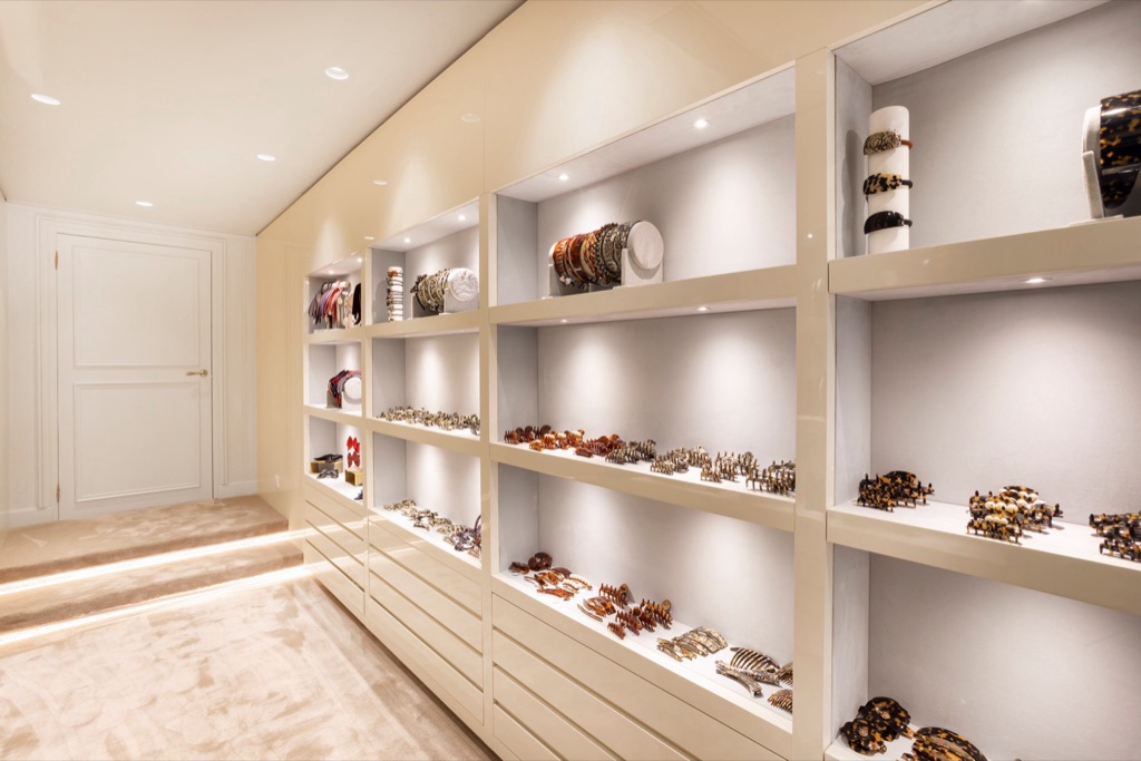 Espace arrière laqué crème à étagères éclairées de la boutique Alexandre de Paris