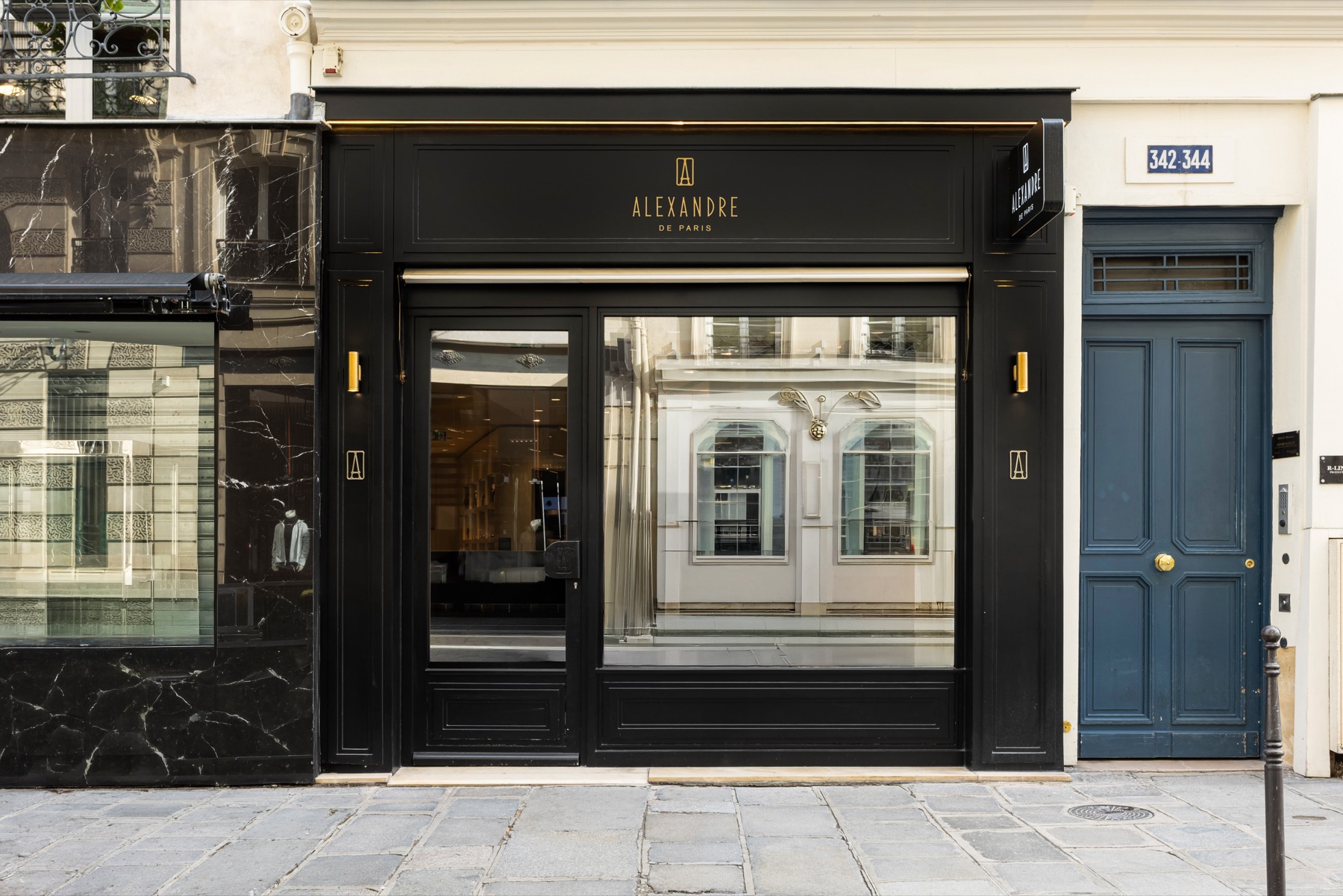 Façade laquée noire et lettrage doré de la boutique Alexandre de Paris, rue Saint-Honoré à Paris