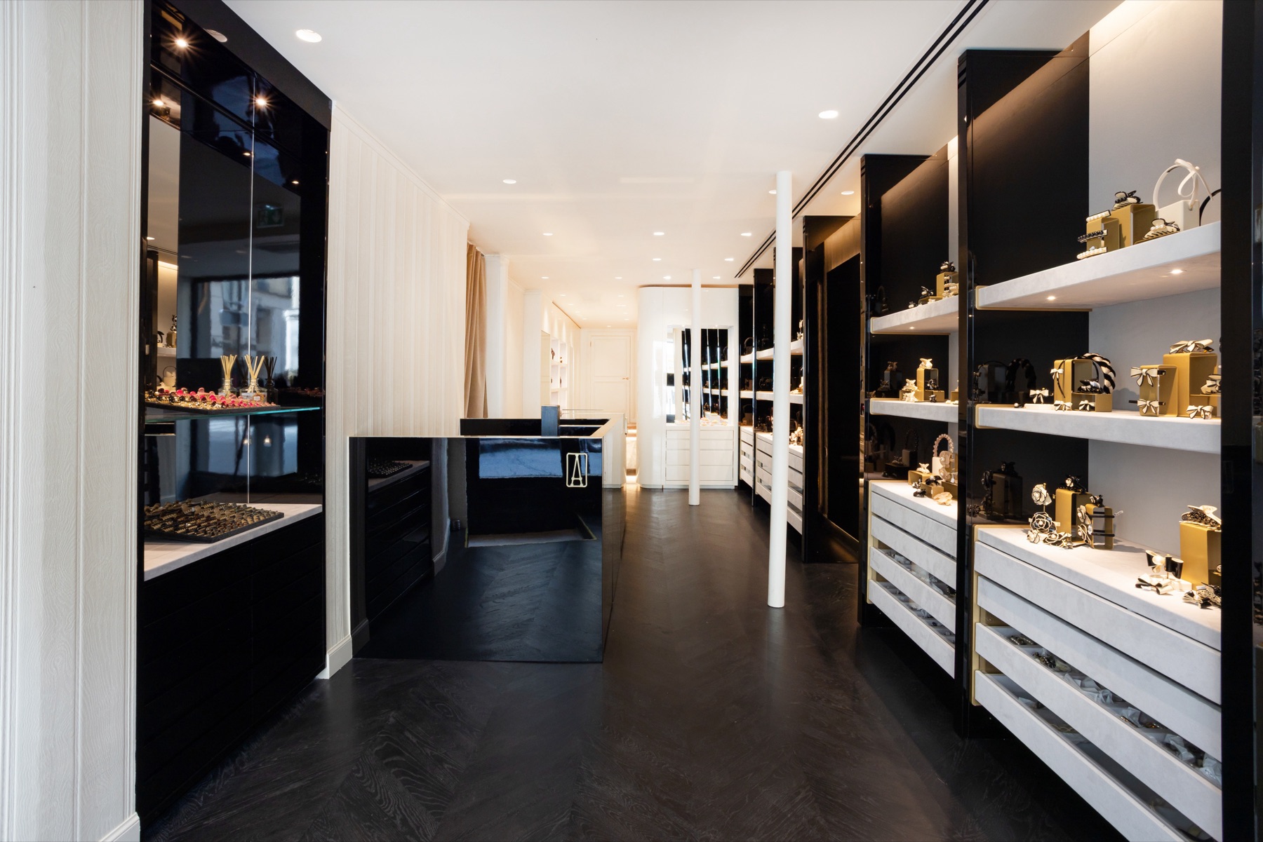 Perspective de la boutique Alexandre de Paris, comptoir laqué noir et linéaires de présentation sur mesure