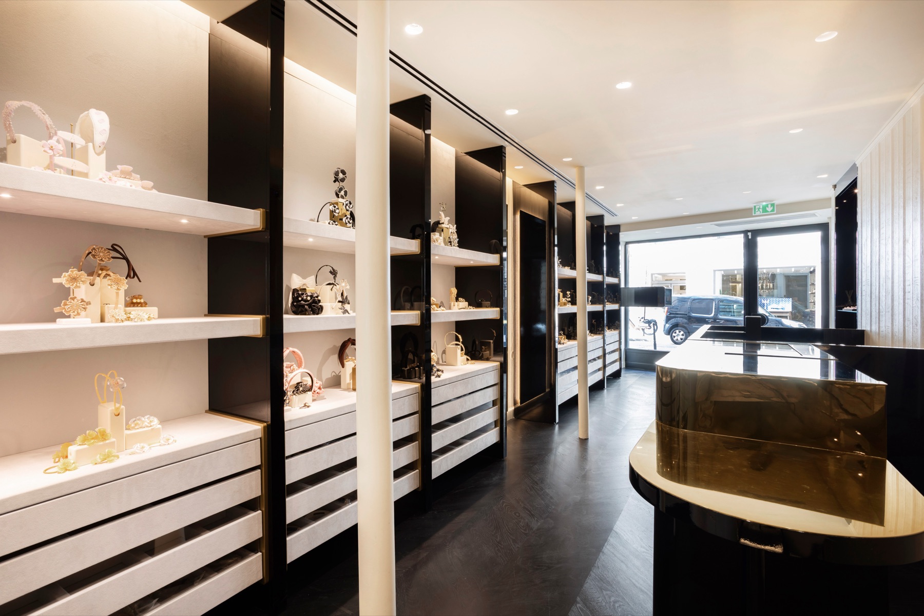Salle de vente de la boutique Alexandre de Paris, comptoir en laiton et vitrine sur la rue Saint-Honoré