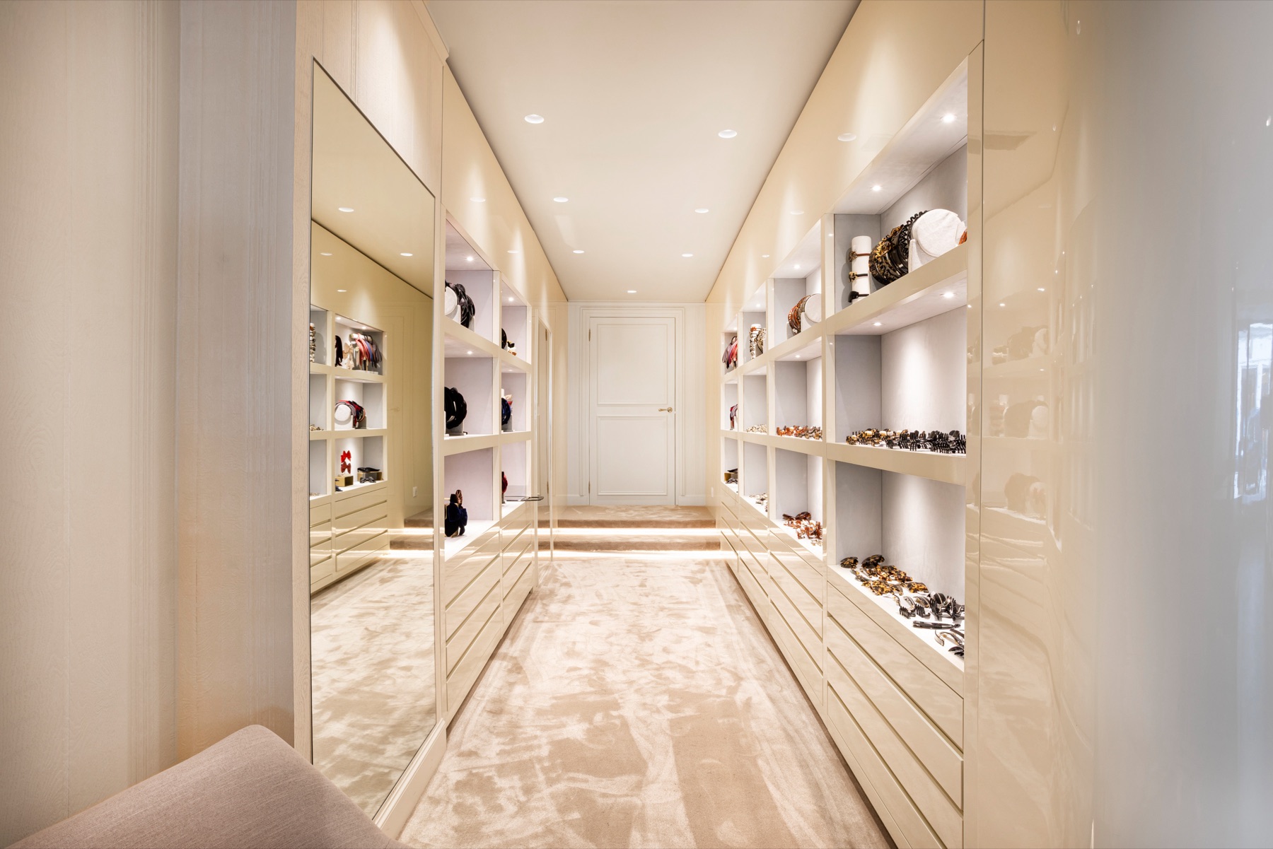 Espace arrière de la boutique Alexandre de Paris, laque crème et niches de présentation éclairées