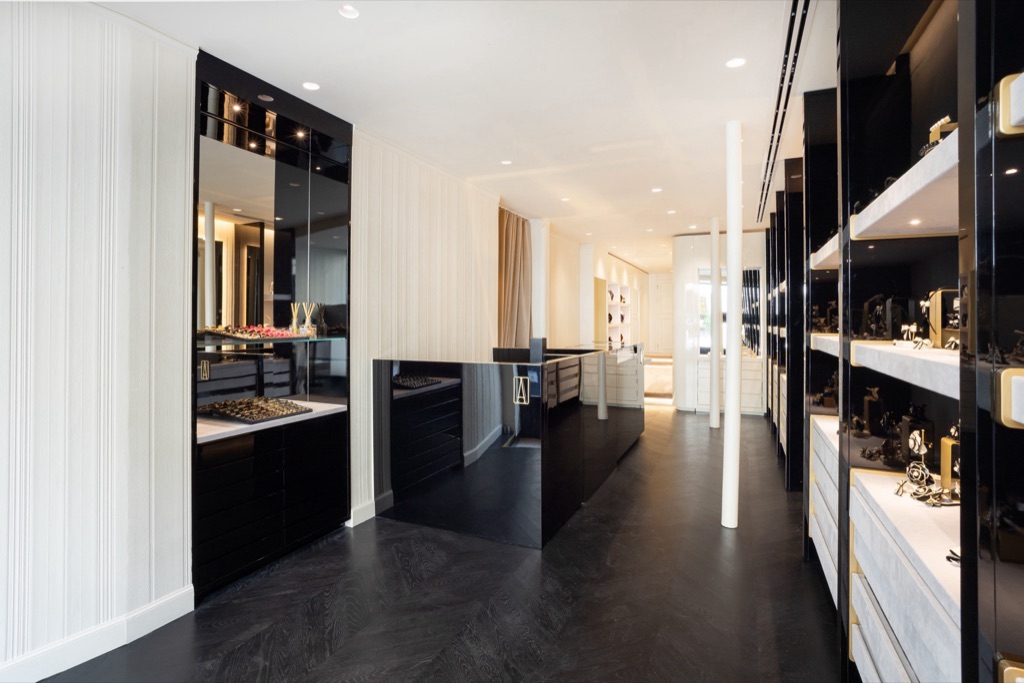 Boutique Alexandre de Paris rue Saint-Honoré : meubles muraux laqués noir, tablettes de pierre et comptoir sur mesure