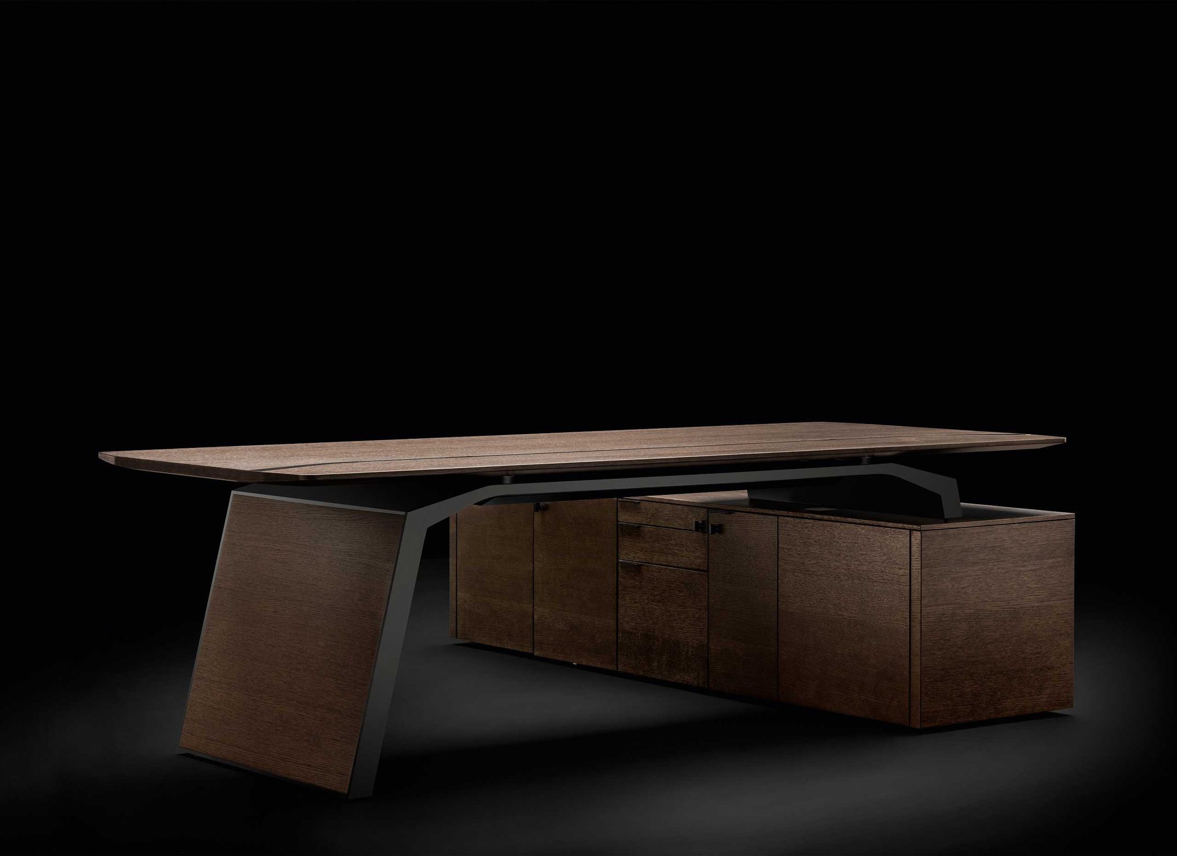 Bureau de direction Metar à plateau bois foncé et chants biseautés, collection exe, mobilier Bralco