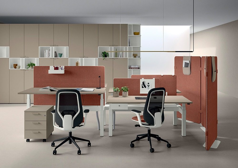 Postes assis-debout Winglet en vis-à-vis avec écrans acoustiques, collection s25, mobilier Bralco