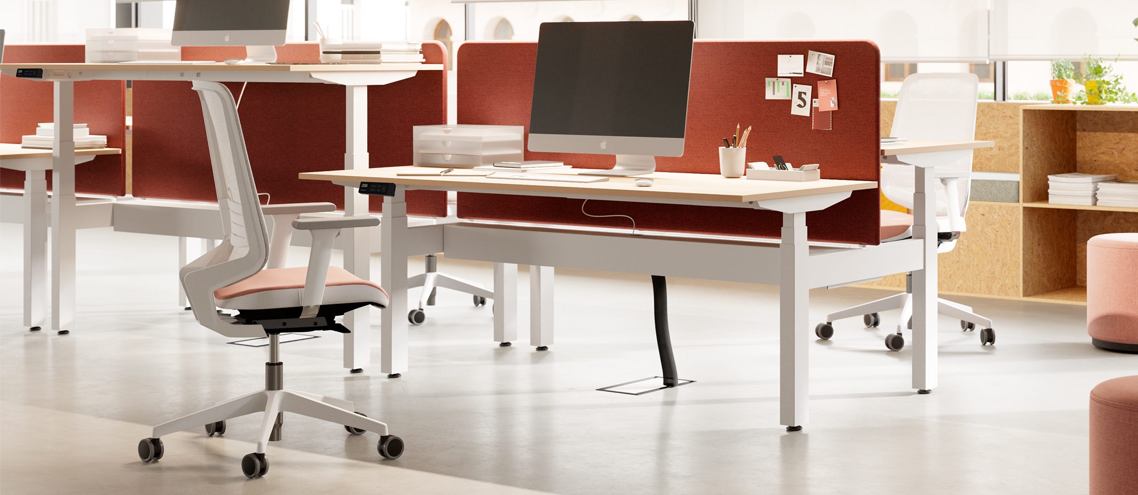Bureaux assis-debout Skala Next, un poste remonté en position debout, mobilier Forma 5