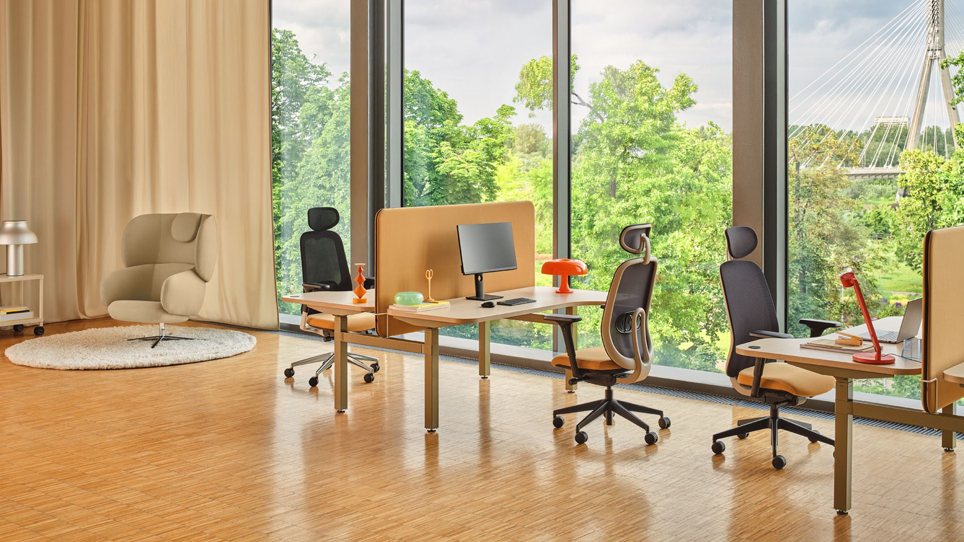 Plateau de bureaux bench à plateaux bois clair, écrans acoustiques et sièges de travail, mobilier MDD