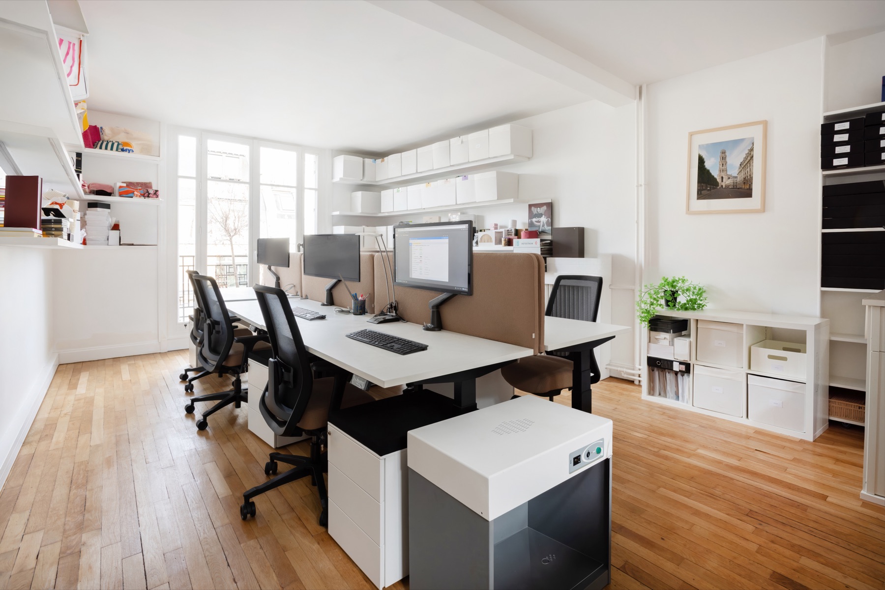 Open space des bureaux Act Beauty, postes en bench, écrans de séparation et rangements ouverts