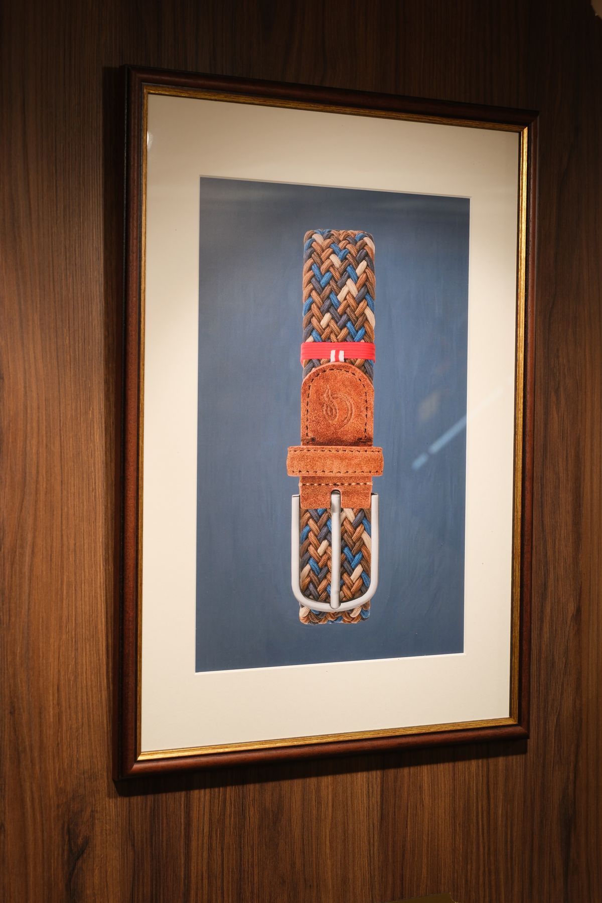 Cadre présentant une ceinture tressée La Boucle comme une illustration