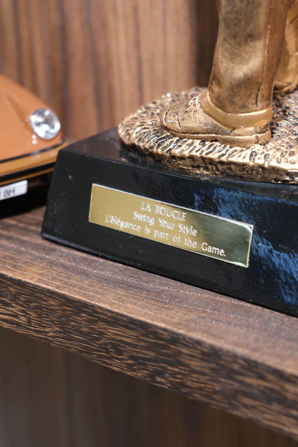 Plaque en laiton gravée La Boucle sur le socle d’un trophée