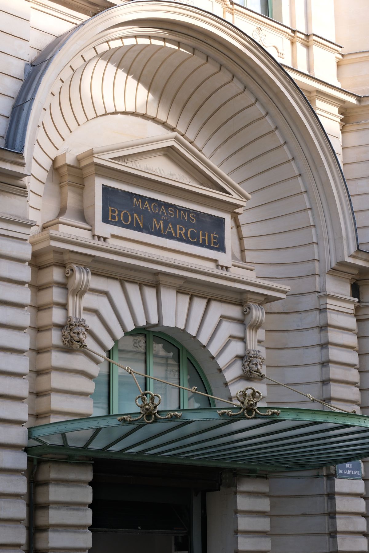 Entrée historique des magasins du Bon Marché à Paris