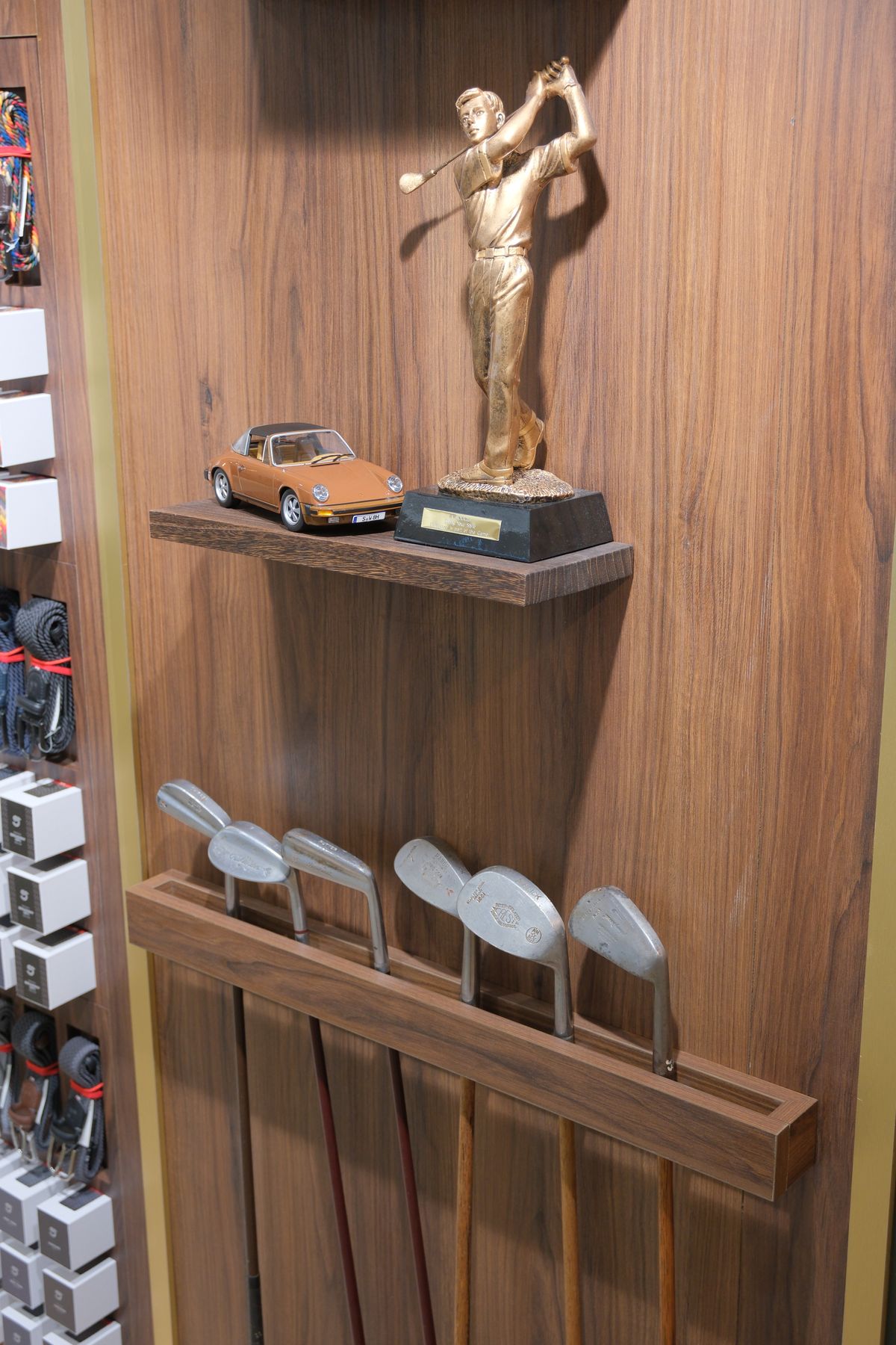Tablette en bois avec trophée de golfeur et râtelier de clubs anciens